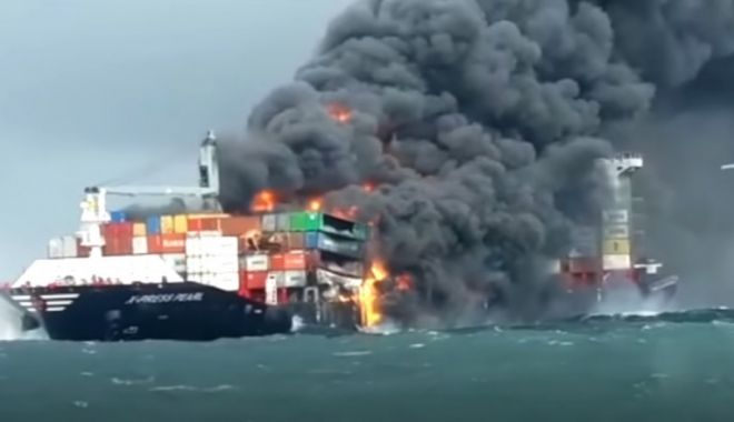 Un cargo încărcat cu substanțe chimice a luat foc în largul portului Colombo. Autoritățile se așteaptă la un dezastru