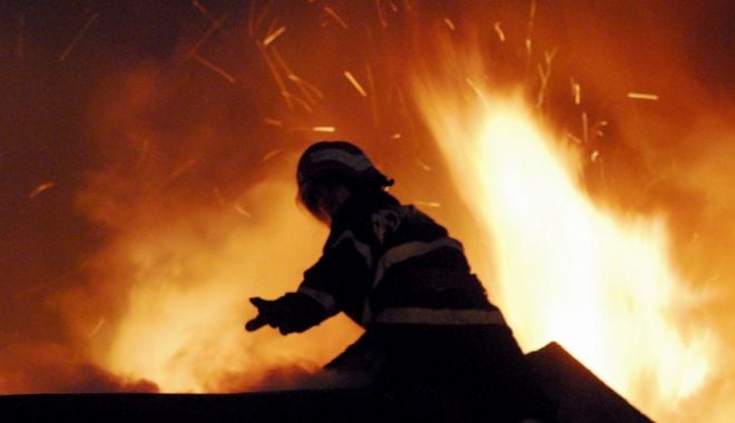 Incendiu puternic în judeţul Constanţa. O fabrică de pâine a fost curprinsă de flăcări uriaşe