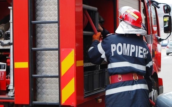 Incendiu într-un bloc din Tulcea. O adolescentă A SĂRIT DE LA ETAJUL PATRU