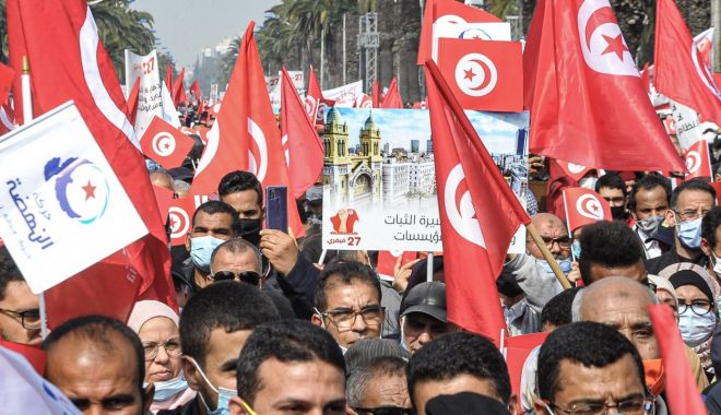 Criză politică în Tunisia. Preşedintele a suspendat Parlamentul şi l-a demis pe premier