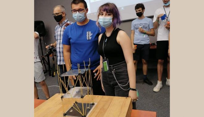 Doi elevi de la Colegiul de Arte „Regina Maria”, premiaţi la Şcoala de Ştiinţă de la Măgurele