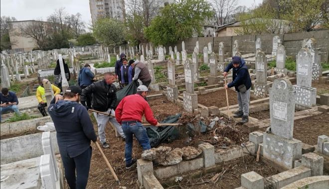 Cimitirele musulmane din Constanţa, igienizate la iniţiativa consilierului local Ateş Casimceali