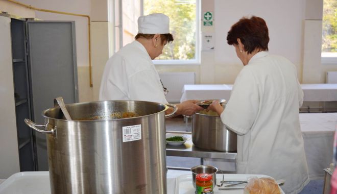 A fost publicată lista cu unităţile alimentare în care pot fi folosite cardurile pentru mese calde