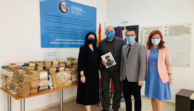 Şcoala nr. 12 a primit în dar 800 de volume de beletristică