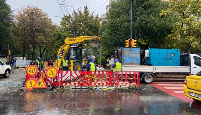 Echipele RAJA lucrează la înlocuirea conductei de la intersecția străzilor Mircea cel Bătrân cu Nicolae Iorga. Când vor avea apă consumatorii