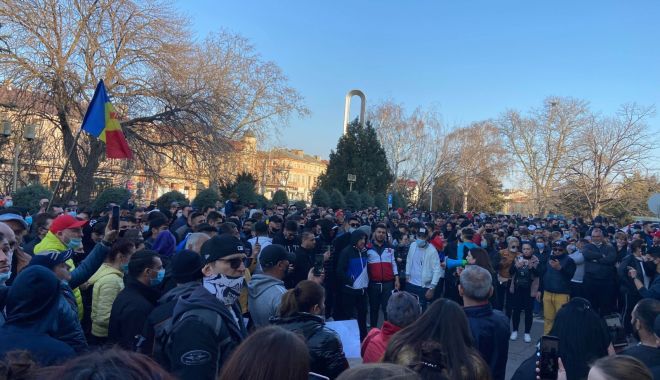 Aproximativ 500 de constănțeni au protestat în fața Prefecturii. "Vrem libertate, vrem să muncim!"