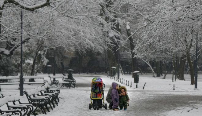 Prognoza meteo pentru weekend: Vin ploile și ninsorile. Este tot mai frig în România