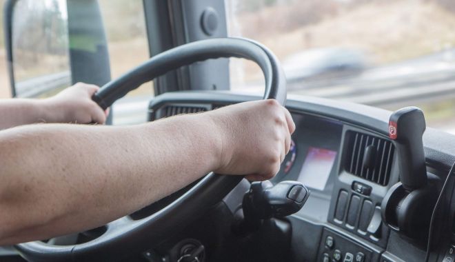 Șofer român de TIR, jefuit de marfă de 40.000 de euro, pe o autostradă din Italia