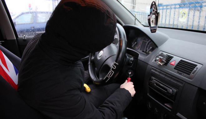 Razie în miez de noapte, pentru prevenirea furturilor din autoturisme