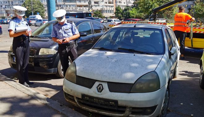 GALERIE FOTO. A început ridicarea maşinilor abandonate pe străzile din Constanţa