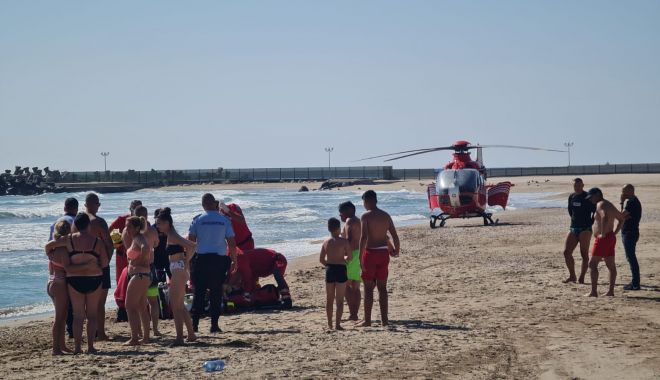 GALERIE FOTO. Elicopterul SMURD pe plaja Neptun. Un bărbat scos din valuri