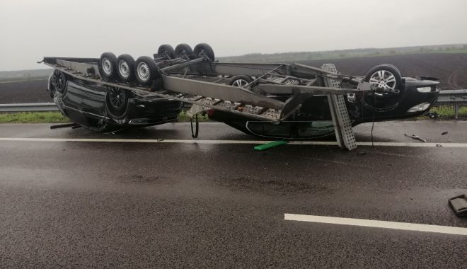 GALERIE FOTO. Accident pe Autostrada Soarelui. O remorcă încărcată cu două autoturisme s-a răsturnat