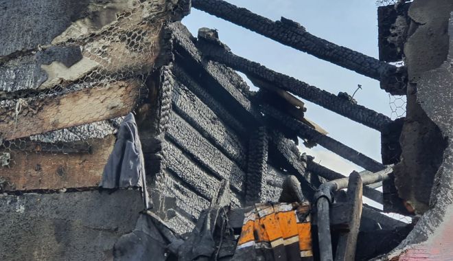 GALERIE FOTO. Casă distrusă de flăcări, în judeţul Constanţa