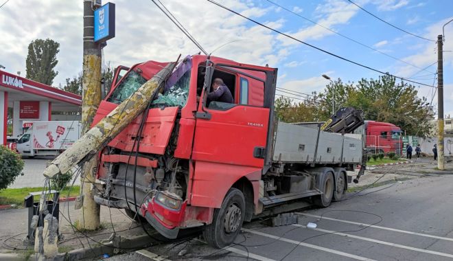 GALERIE FOTO. Accident grav la Constanţa. Un tir a dărâmat un stâlp, pe bulevardul Aurel Vlaicu
