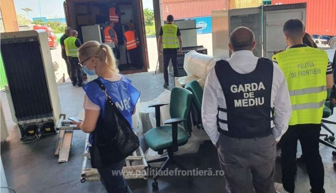 Tone de frigidere vechi, descoperite într-un container, în Portul Constanţa Sud