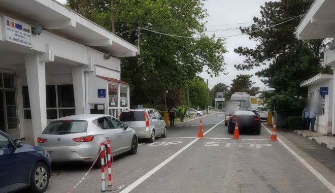 Haine și încălțăminte confiscate de polițiștii de frontieră