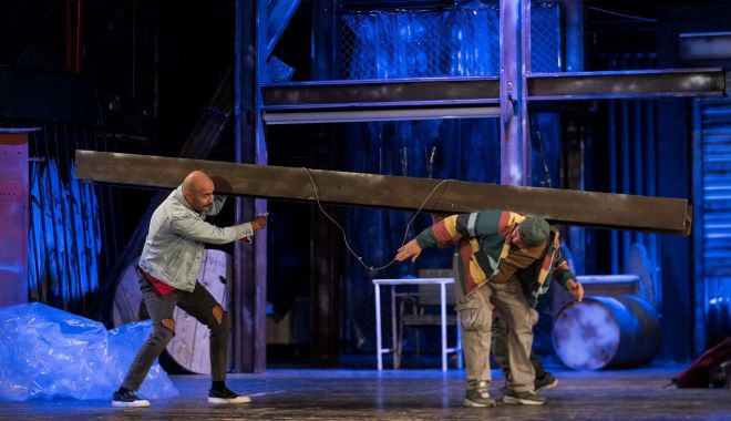 Actorii urcă „goi puşcă” pe scena Teatrului de Stat Constanţa