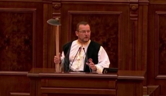 Un senator PSD a venit cu sapa în Parlament pentru a-l ironiza pe Klaus Iohannis, după ce președintele a recomandat golful