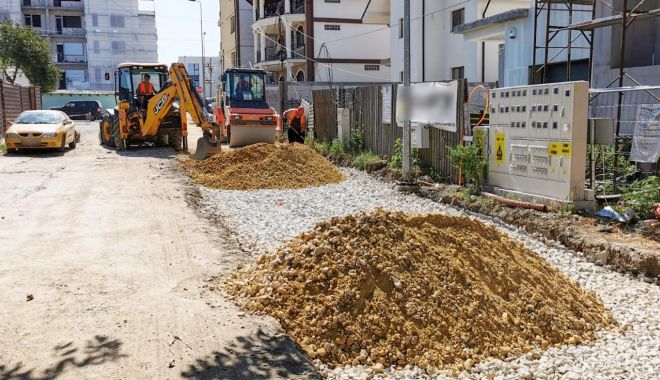 Lucrări în mai multe zone din Constanţa. Sunt refăcute trotuarele şi se asfaltează străzile