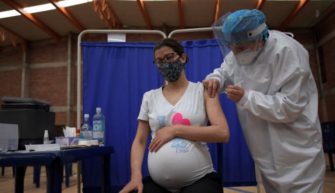 Femeile însărcinate se pot vaccina împotriva Covid-19 în siguranță