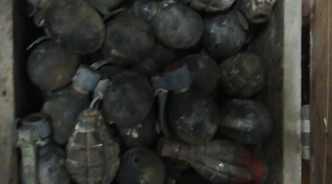 100 de grenade, descoperite în subsolul unui liceu