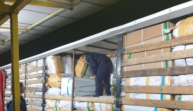 VIDEO. Haine contrafăcute în valoare de un milion de euro, confiscate de poliţiştii de frontieră