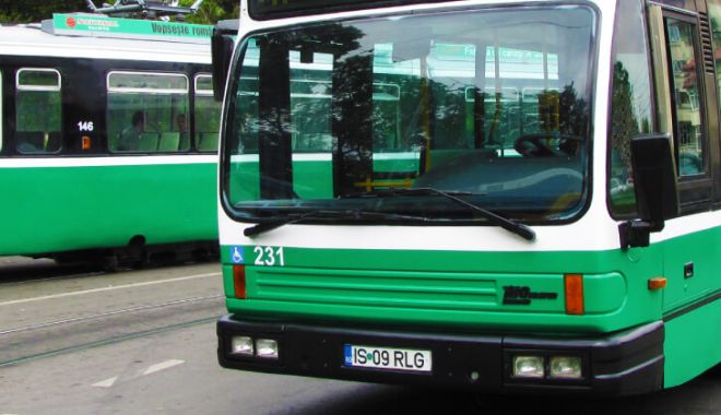 Şofer ieșean, oprit să mai conducă autobuzele de transport public, după ce a pus în parbriz afişe antivaccin