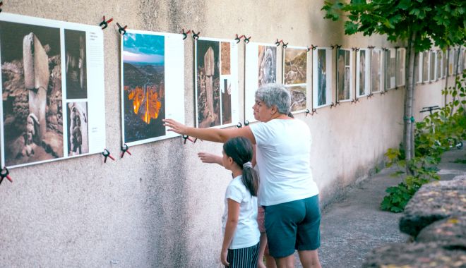 „Hey, pisi”, la Eforie Colorat. Expoziţie inedită de fotografie la malul mării