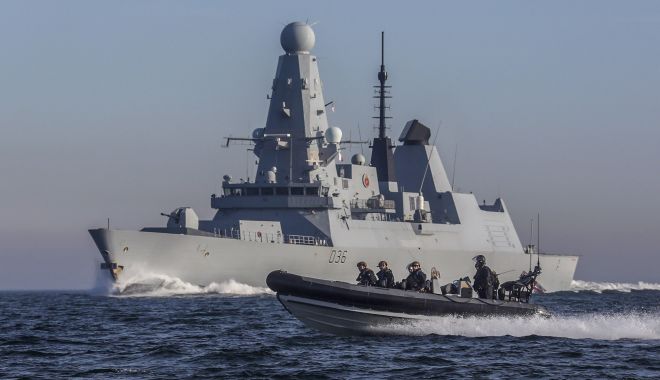 O navă rusească a tras focuri de avertisment asupra unui distrugător britanic din Marea Neagră