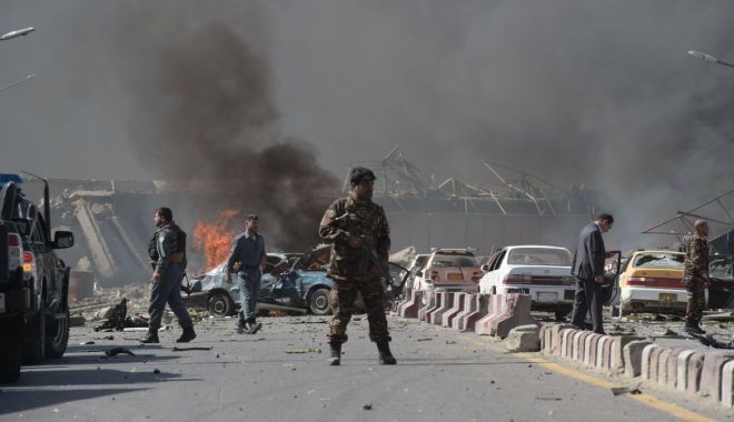 Zeci de morţi şi răniţi, după un atac terorist în faţa unei şcoli din Kabul