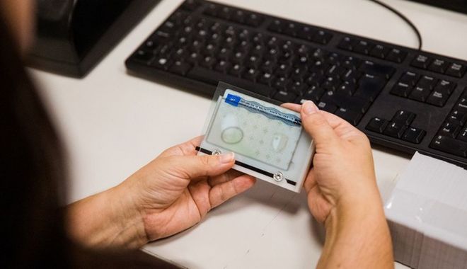 Cartea de identitate electronică nu e obligatorie, dar cetăţenii nu mai pot călători în străinătate fără ea
