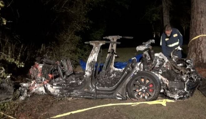 Doi oameni au murit într-un accident cu o maşină Tesla pe pilot automat