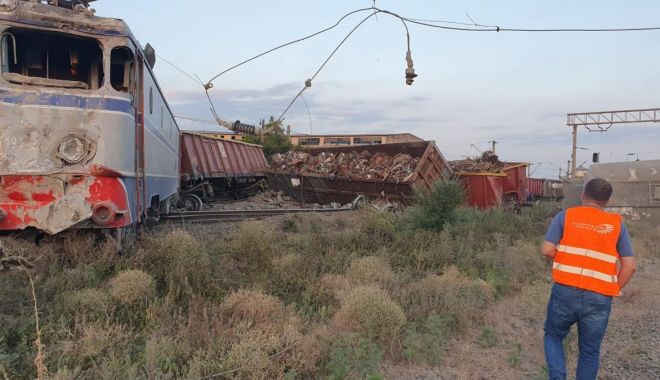 Două trenuri de marfă care s-au ciocnit la Feteşti au paralizat circulaţia pe calea ferată dinspre şi spre litoral