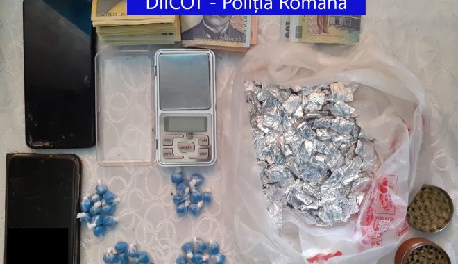 PERCHEZIȚII la TRAFICANȚI care vindeau COCAINĂ și ETNOBOTANICE, în Constanța