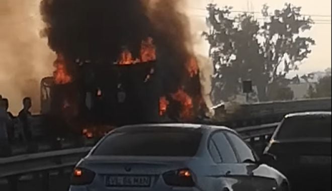 VIDEO / Un camion plin cu băuturi s-a răsturnat și a luat foc pe A1