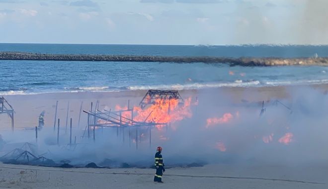 GALERIE FOTO. Incendiu puternic pe plaja 3 Papuci. Arde o terasă de lemn