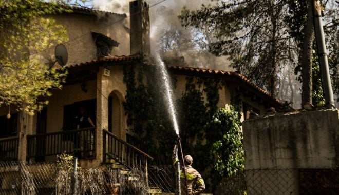 Un incendiu de proporții a făcut ravagii lângă Atena