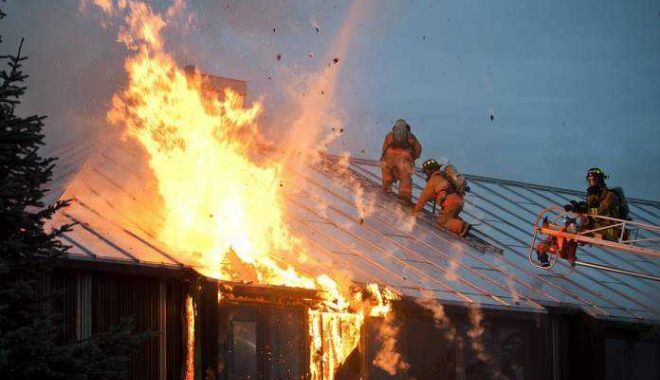 O fabrică de mobilă din țară, distrusă într-un incendiu puternic