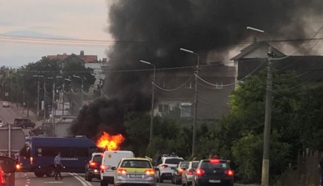 Mașină ÎN FLĂCĂRI, la Agigea: PORTBAGAJUL ERA PLIN CU ARTIFICII!