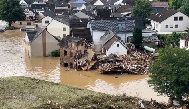 Oraşe sub ape. Tot mai mulţi morţi în urma inundaţilor din Germania