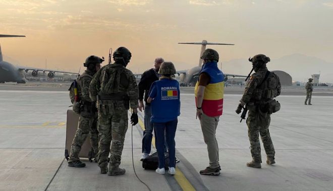 GALERIE FOTO. Cetățean român evacuat din Afganistan cu aeronava C-130 Hercules a Forțelor Aeriene Române