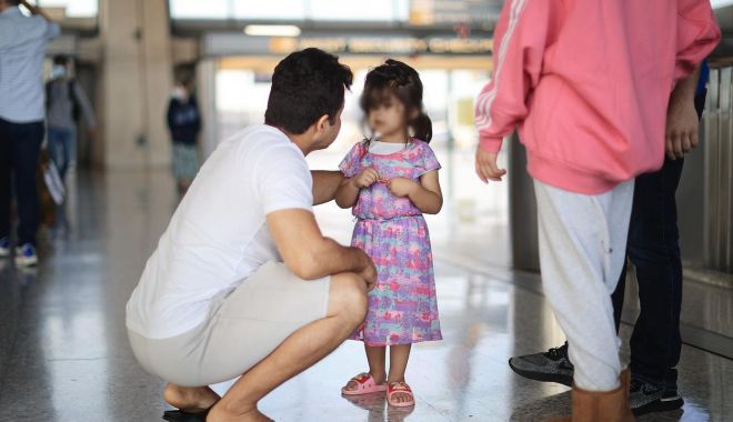Un afgan îşi vinde fiica de patru ani la piaţă pentru a cumpăra mâncare