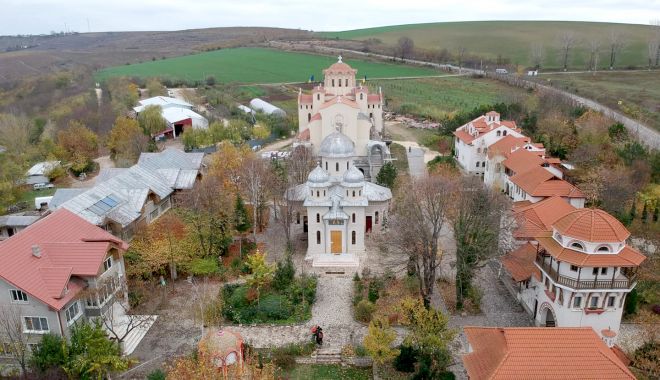 Dezbatere despre istorie și spiritualitate, la Mănăstirea Dervent