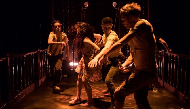 Spectacolul „Jocuri în curtea din spate” se joacă, duminică, pe scena Teatrului de Stat Constanța