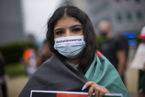 S-au reluat cursurile la Universitatea din Kabul: bărbații și femeile sunt despărțiți de o perdea