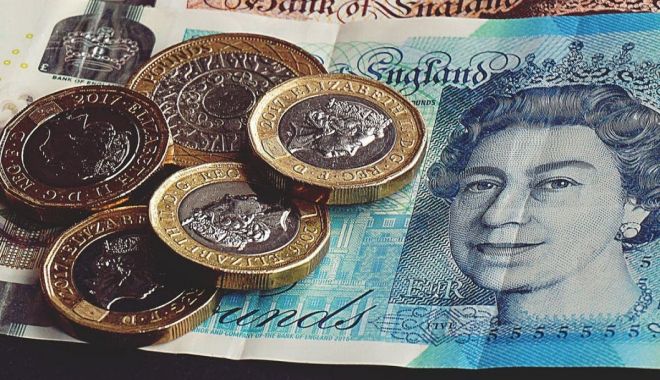 „Ziua libertăţii” a prăbuşit lira sterlină la cel mai jos nivel din ultimele trei luni