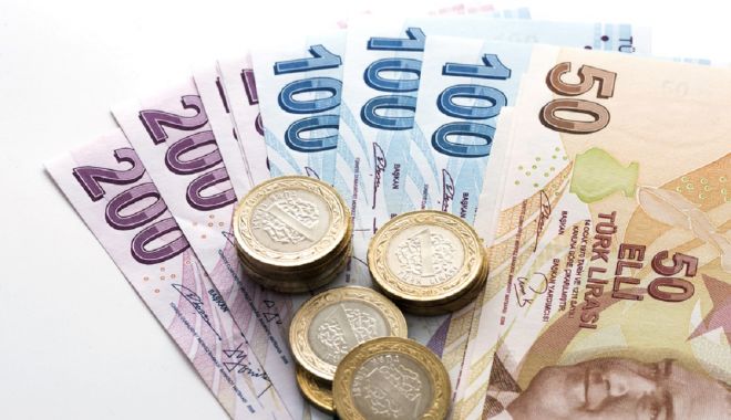 Lira turcească s-a prăbuşit duminică