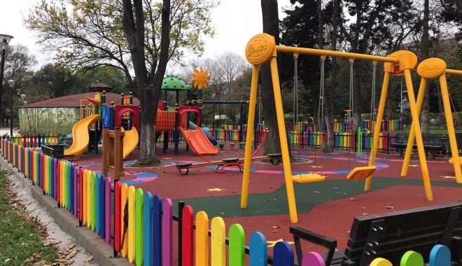 Locuri de joacă reamenajate, în mai multe zone din Constanţa