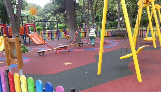 Locurile de joacă din Constanţa, igienizate permanent