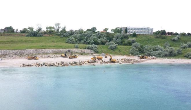 GALERIE FOTO. Au început lucrările de stopare a eroziunii costiere, la Eforie